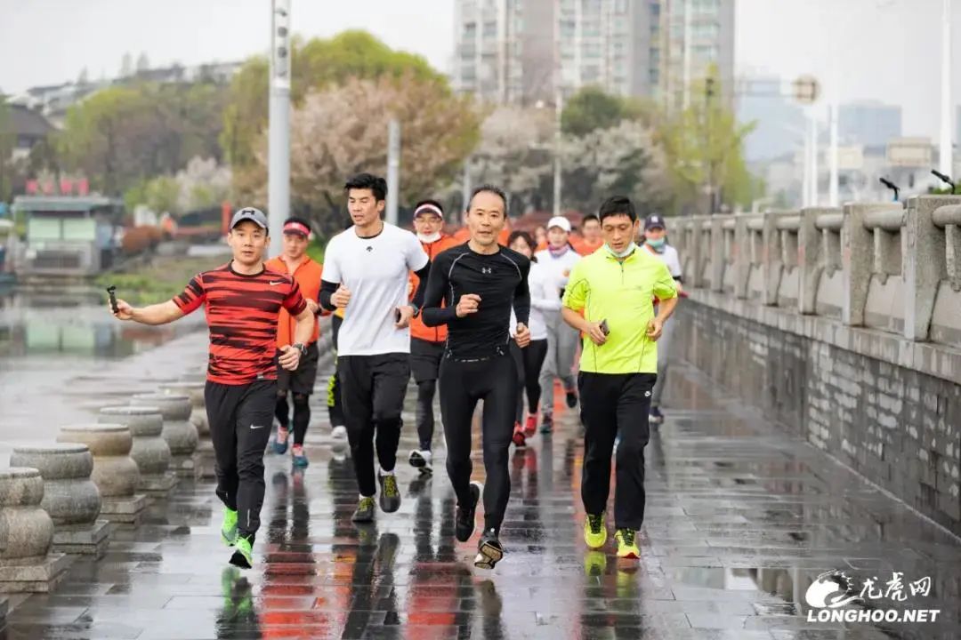 清晨,王石和南京跑步爱好者,打卡玄武湖,并在玄武湖进行了他最喜爱的