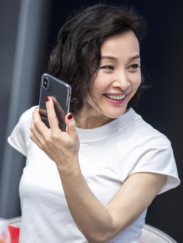 陈冲二婚幸福老来得女，却因“转让”领养的双