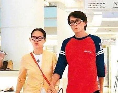 曾宝仪与导演男友雨夜外出被偶遇 长跑15年感情
