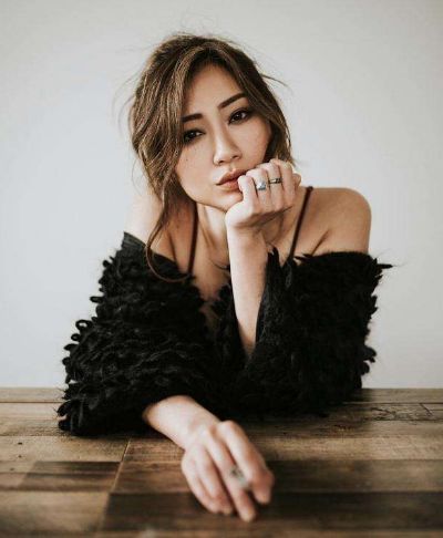 苗侨伟女儿近照，穿着低调不惧素颜，私生活豪