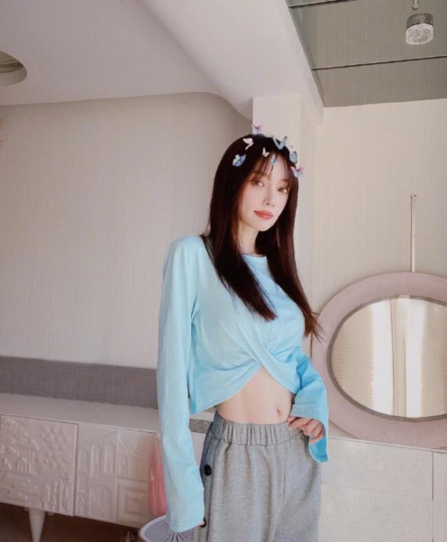 李小璐开启敬业模式！亲自上阵做网店模特，晒
