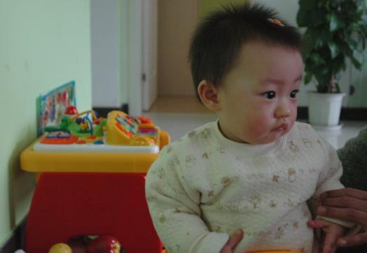 「孩子」影响睡眠,伤脾肺耽误发育儿科医生:睡前2小时3种食物吃不得