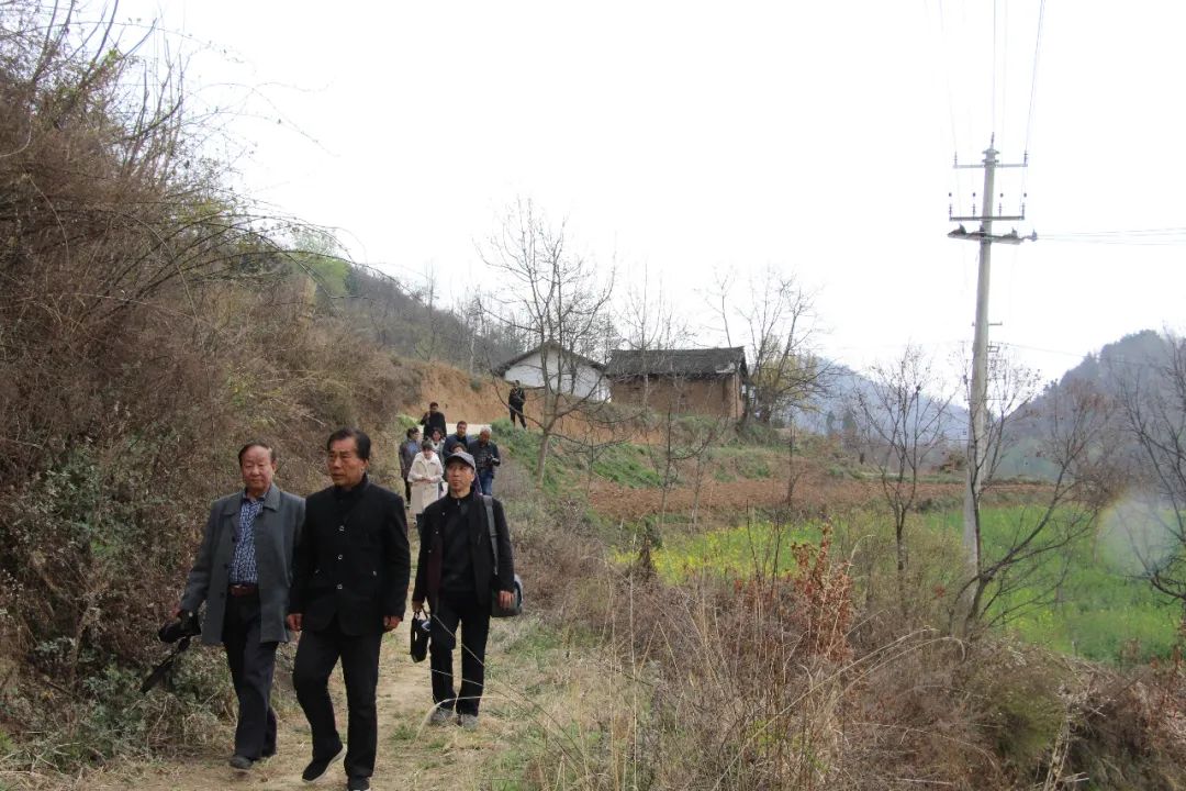 陇南徽县榆树乡东坡村"陇南市摄影家协会摄影创作基地"揭牌