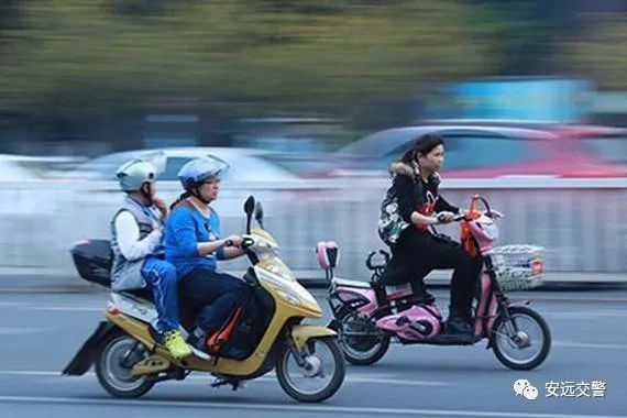 超标电动车驾驶人与乘车人也须佩戴安全头盔