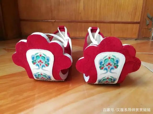 复原唐制翘头履由于设计问题,这种鞋子确实不适合穿着出远门,不过