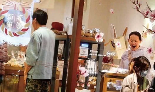 曾宝仪与导演男友雨夜外出被偶遇 长跑15年感情