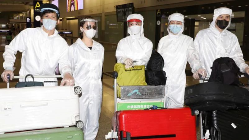 阿Sa接受强制隔离，借法医防护服回香港，网友：