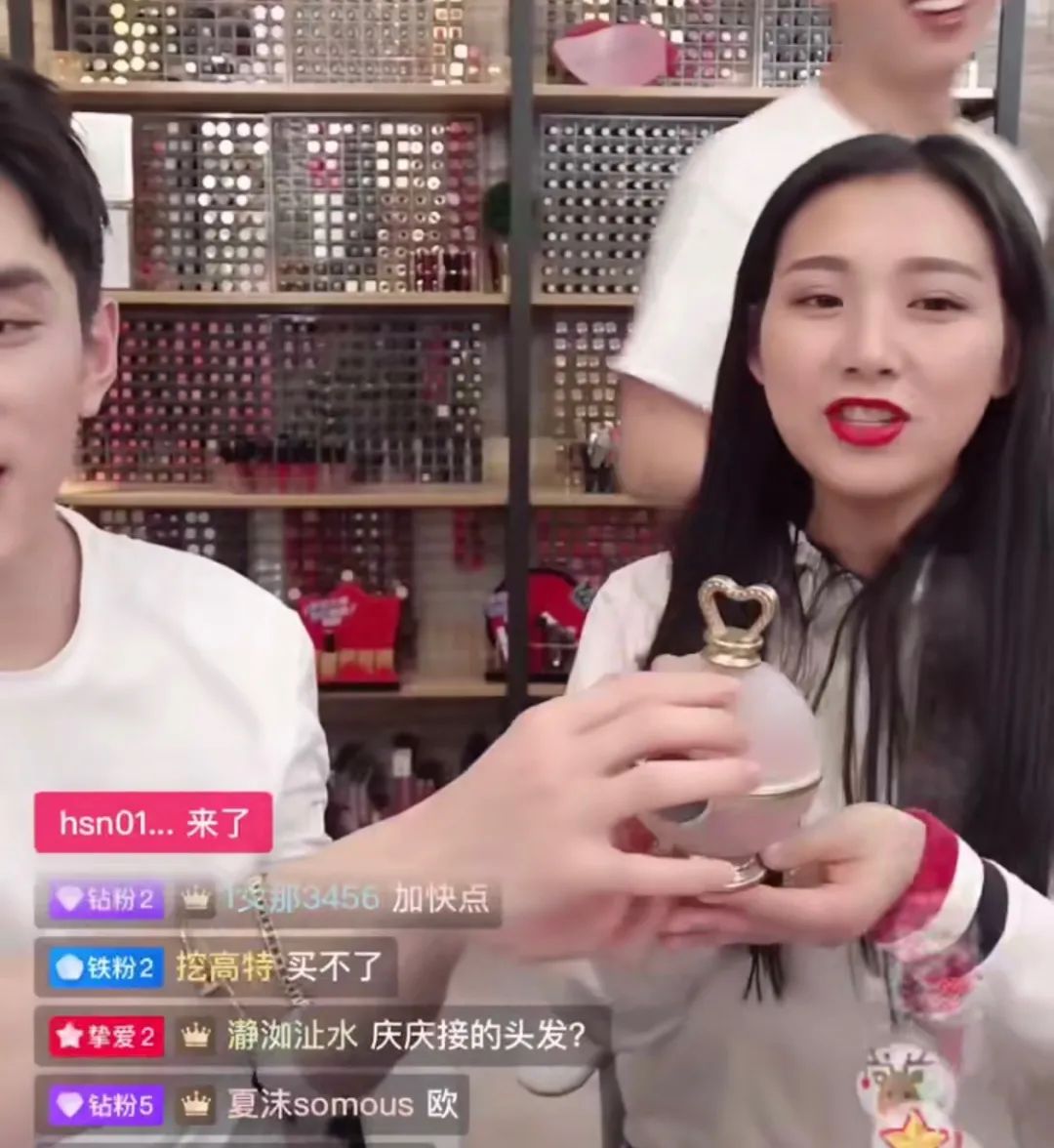 和平常帮助李佳琦展示商品的小助理付鹏工作不同,庆庆平时在直播间