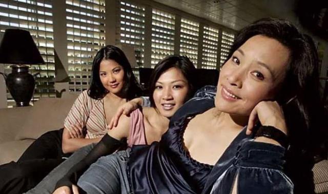 陈冲二婚幸福老来得女，却因“转让”领养的双
