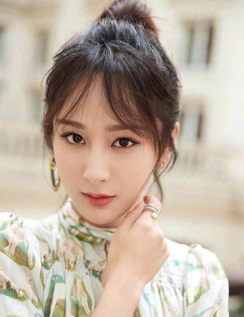 杨紫现身状态不佳,下巴尖脸长说话显疲惫,网友:还能演戏吗?