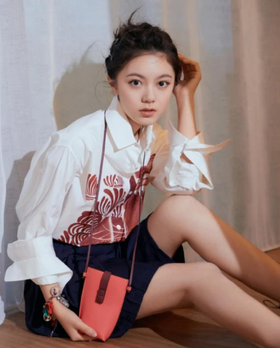明星360赵今麦大秀天使腿才17岁就已经是女神模样这魅力挡不住