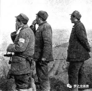 青化砭战役的前沿阵地指挥员彭德怀(左二,习仲勋(左三)中共中央迁至