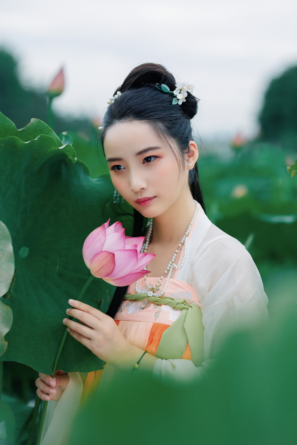 高清古装美女及腰长发婀娜身姿摇曳裙摆荷塘写真