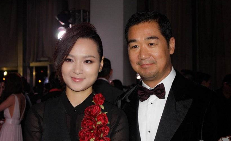 干爸■最不幸的她却被睡50次致其怀孕三位最“清纯”的干女儿爆红至今