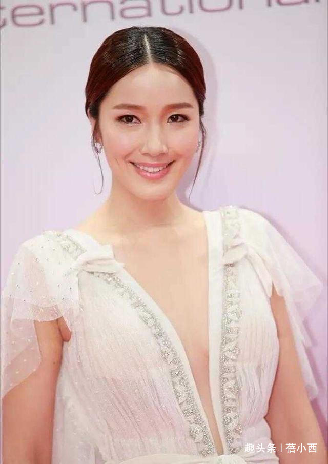 李亚男生娃后对自己更狠了,穿白色礼服领口开到腰,一般人穿不来