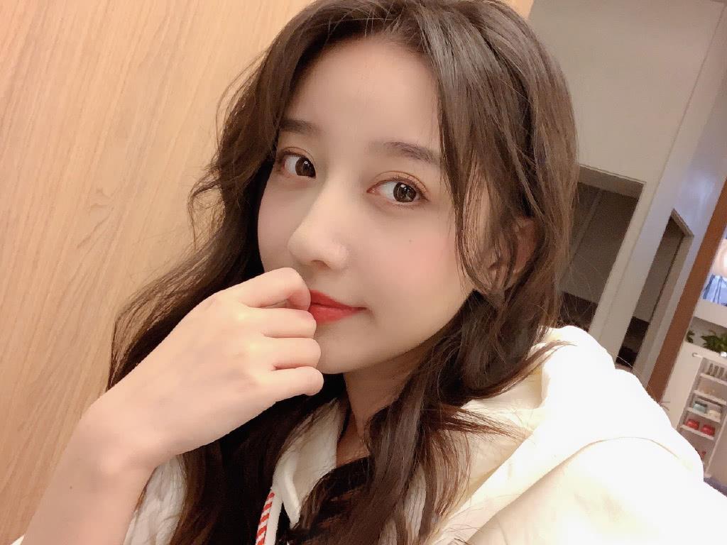 周艺轩恋情官宣，凌晨为女友庆生，女方曾公开