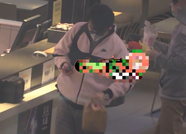 雷佳音与妻子翟煦飞罕见同框，翟煦飞充当司机