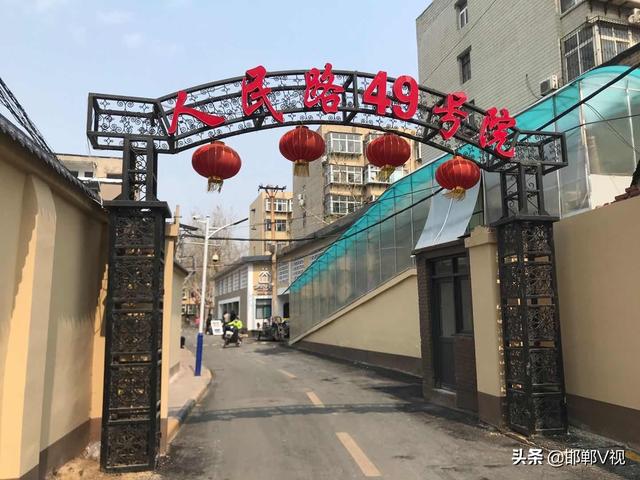 人民路49号院建成于1993年,至今已经有近30年的历史,它和大多数的老旧