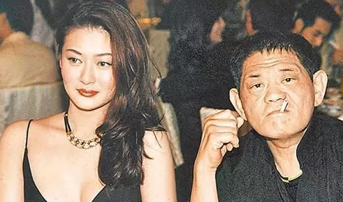 干爸■最不幸的她却被睡50次致其怀孕三位最“清纯”的干女儿爆红至今