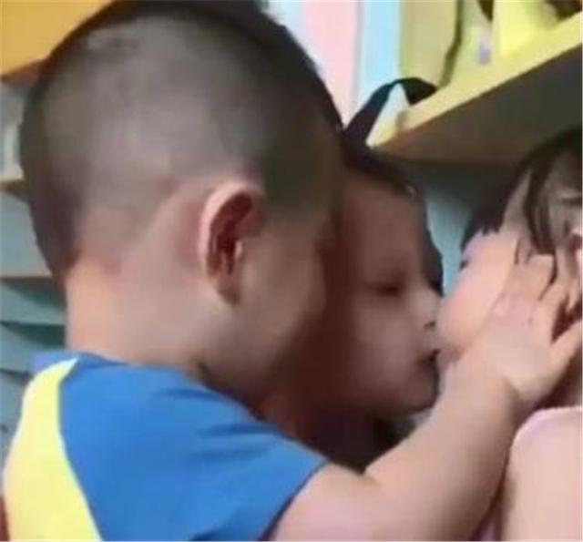 "撩妹男孩"走红,第一天去幼儿园就强吻女孩,网友:真没