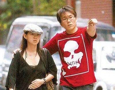 曾宝仪与导演男友雨夜外出被偶遇 长跑15年感情