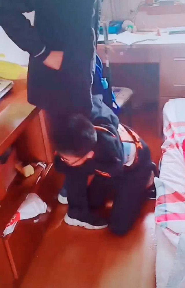 「孩子」同学身高让儿子很受伤：说好的一起长大呢俩月没见的同学来做客