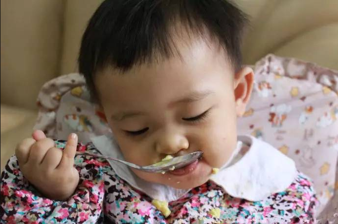 孩子■鱼肉也不能吃，伤脾胃，家长别再忽视了儿科医生：孩子积食