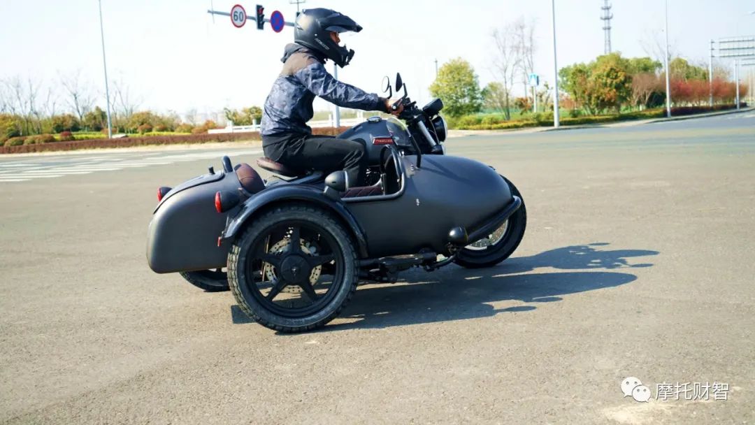 胖虎试驾长江边三轮bobber400