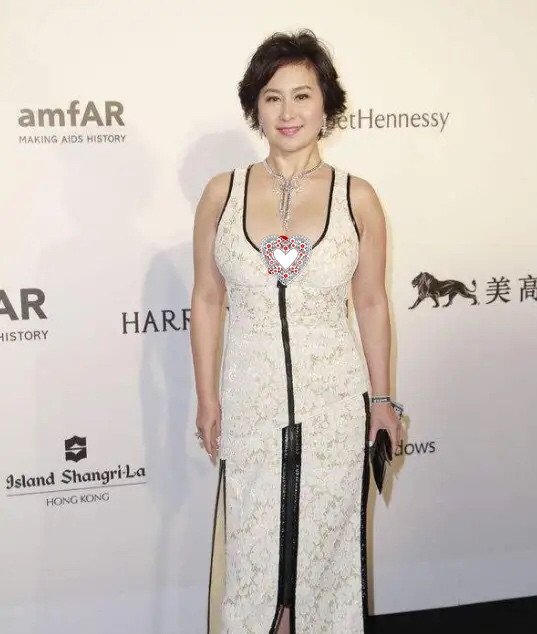 赌王57岁千金何超琼真放得开,顶级名媛真空穿深v长裙