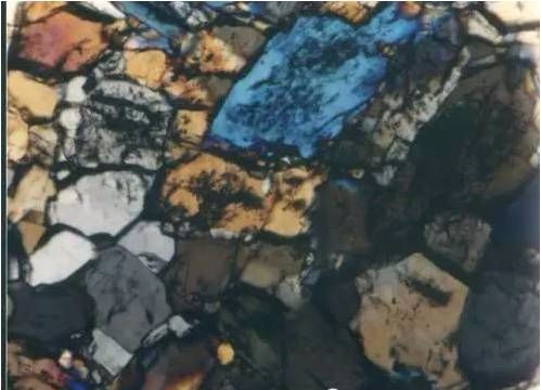 图2 成岩阶段翡翠中硬玉矿物颗粒界线明显,显微照片