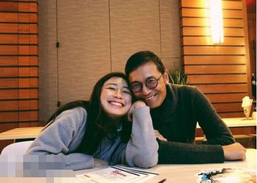 苗侨伟女儿近照，穿着低调不惧素颜，私生活豪