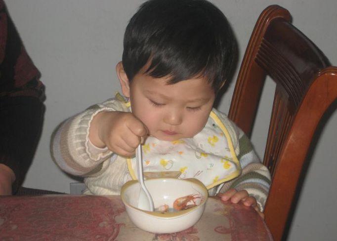 「孩子」影响睡眠,伤脾肺耽误发育儿科医生:睡前2小时3种食物吃不得