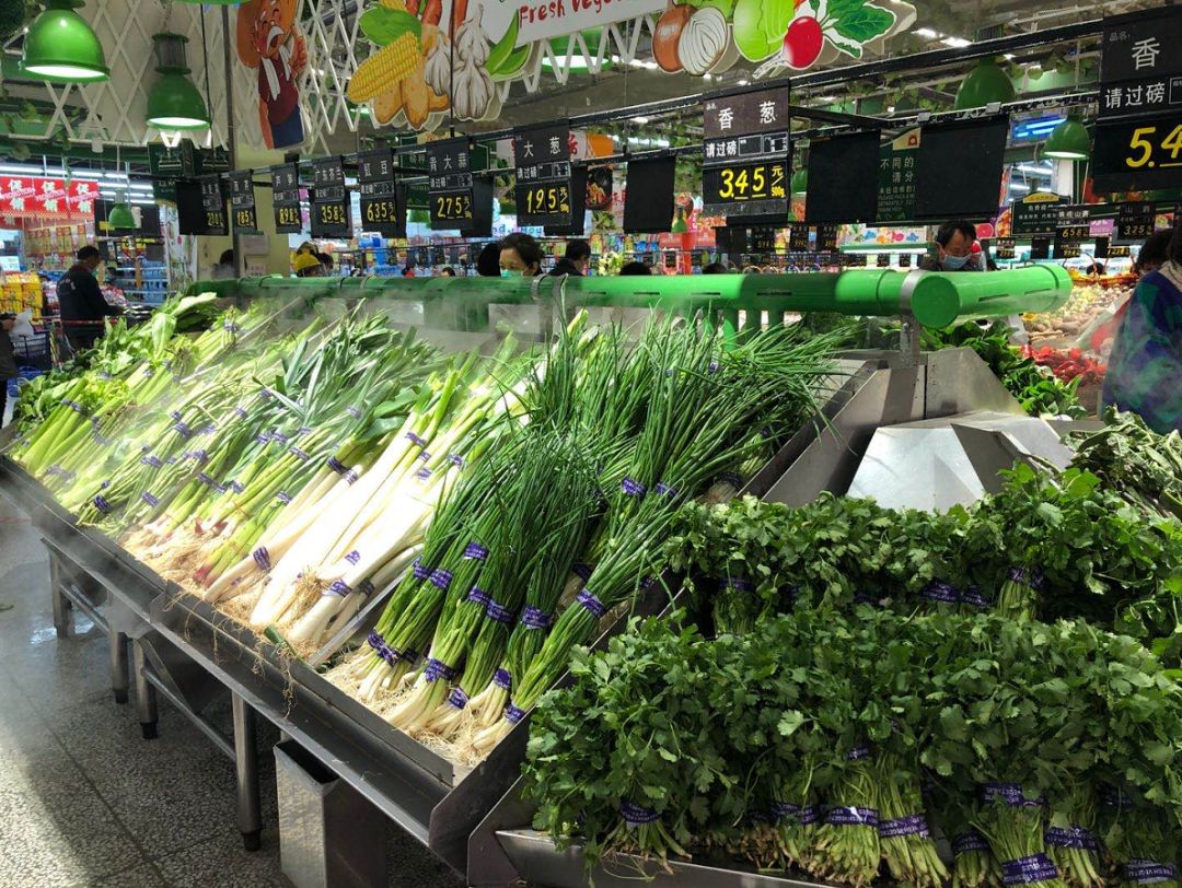 超市 生鲜 蔬菜货架 西红柿 黄瓜 青椒-罐头图库