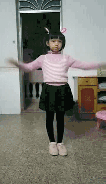 今天我们学习了完整版的手语操《不放弃》,让我们一起动起来,把爱传