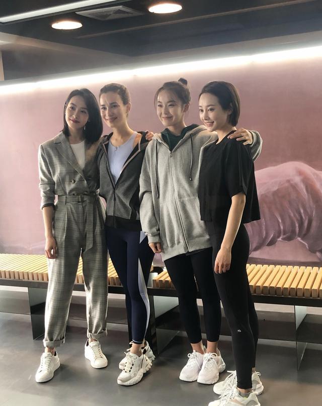 卢靖姗宋茜合照腿显得很粗她有个妹妹腿更粗但长得真美