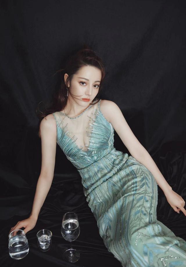 迪丽热巴造型越发大胆,深v长裙配透视,沙漏型身材藏不