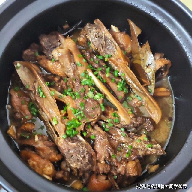 砂锅炖鸭,色香味俱全