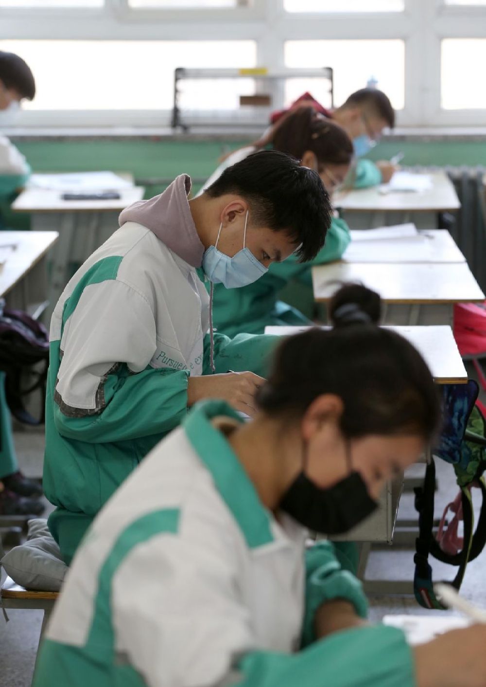 3月25日,银川市第九中学高三年级学生在教室内进行模拟考试.