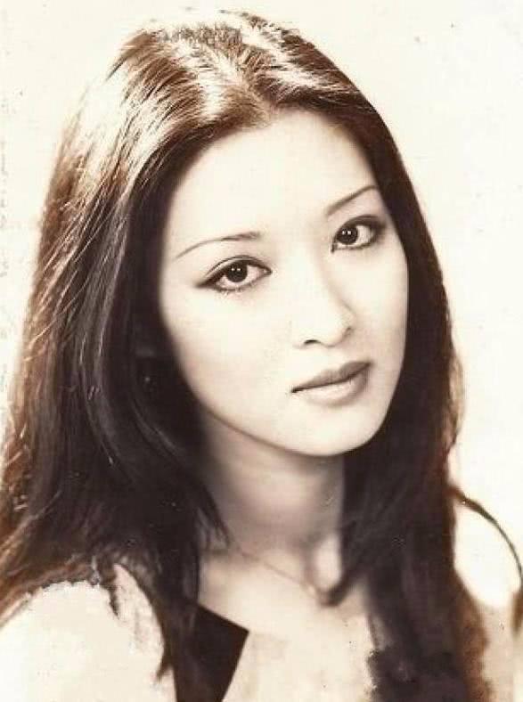 左一胡因梦,闻名于世的美女,才女,被誉为"七十年代台湾第一美女".