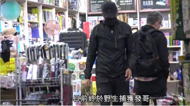 太接地气！周润发现身街头与粉丝合影，还翘着