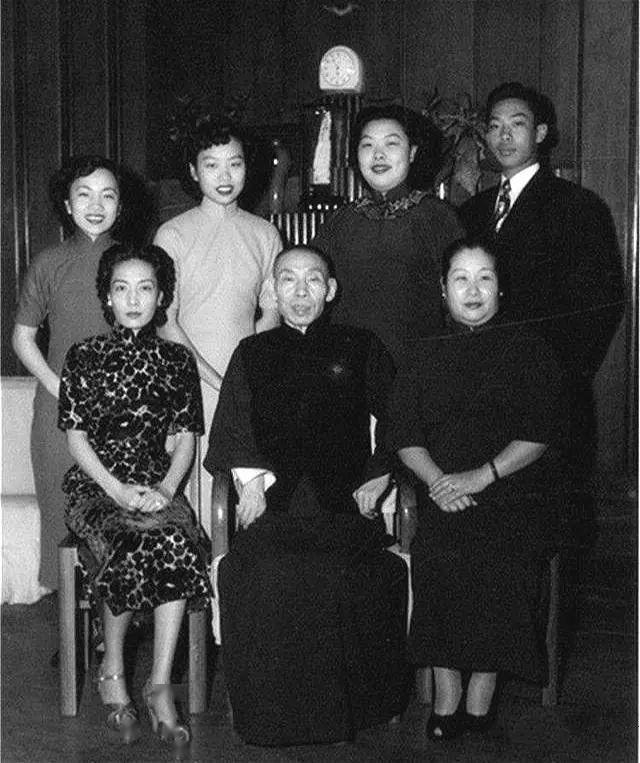 杜月笙一家(右为姚玉兰)