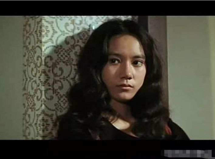 李小龙死在她床上，死后就嫁给向华强，丈夫出