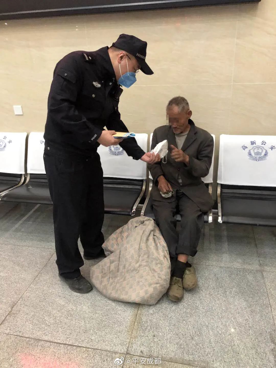 老人口罩脏_老人戴口罩(2)