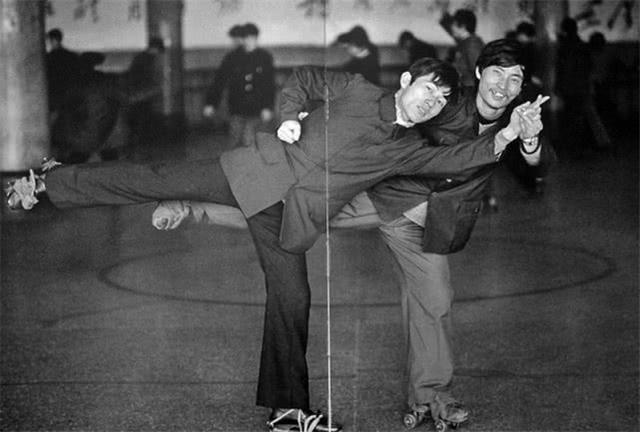 1980年,在上海一处溜冰场,两位青年在摆造型.