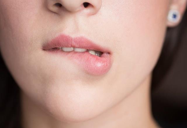 bite your lip是"咬嘴唇"还是别的意思?lip相关常用习惯表达