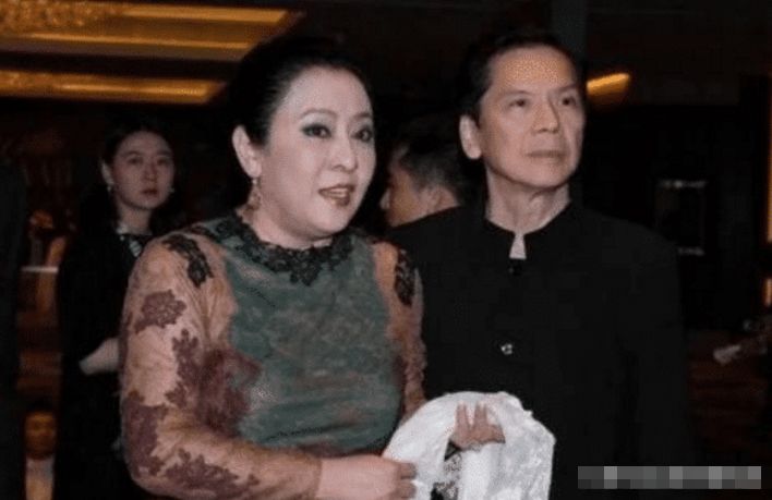 李小龙死在她床上，死后就嫁给向华强，丈夫出