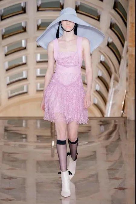 【时尚】让女装气质秒变高级的面料轻奢流光2021春夏女装面料