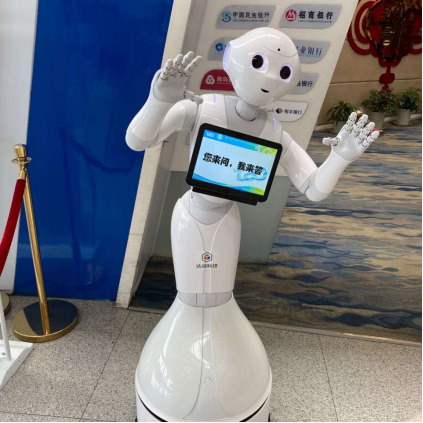 达闼5G云端抗疫机器人进驻青岛流亭国际机场 精准防范境外疫情输入