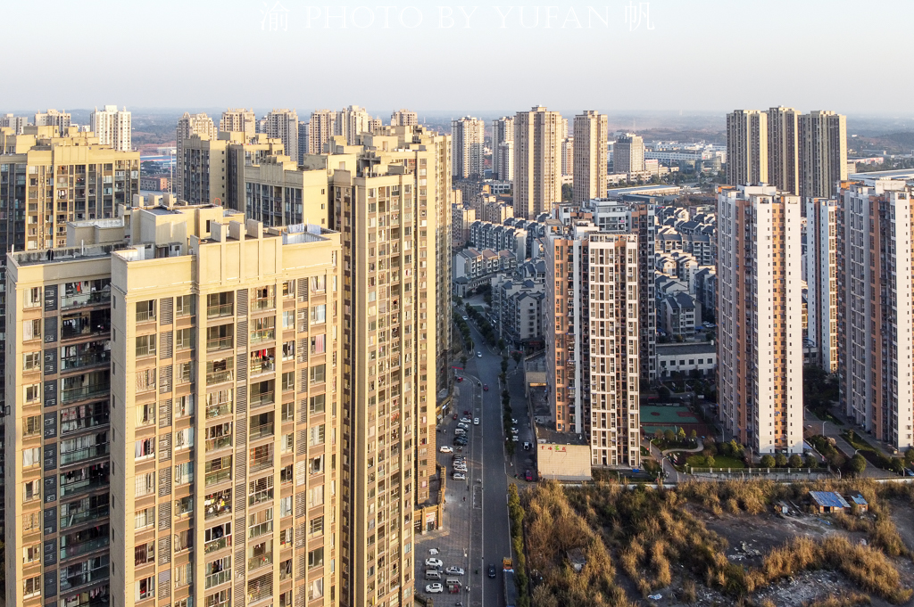 航拍重庆潼南高新区，道路纵横交错，厂房鳞次栉比，一派欣欣向荣