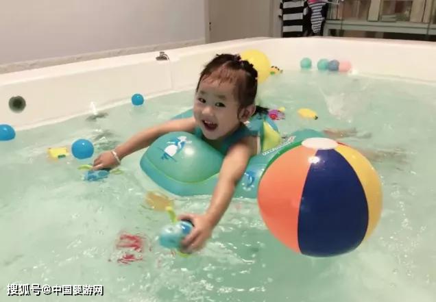 为什么宝宝在家活动不如婴儿游泳馆，差别这么大